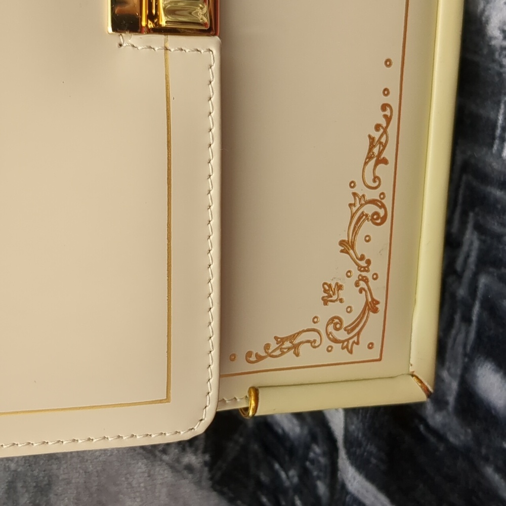 Elegant Cream Shoulder Bag with Gold Accents - Picture 5 of 16